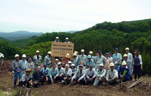 早期復興を願い福島県の郡山チップ工業と田村森組が植樹祭