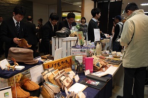 東京スカイツリータウンで各地の獣革製品を展示販売