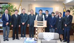 静岡県産材の「配架台」を製作、高校生・特別支援学校生・家具業者が協力