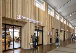 ＪＲ秋田駅に木質の「おもてなし空間」がオープン