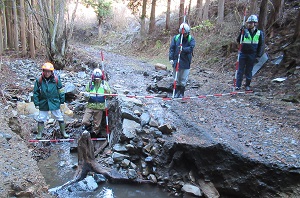 整備センターも加わった混成チームが宮城県の林道復旧支援