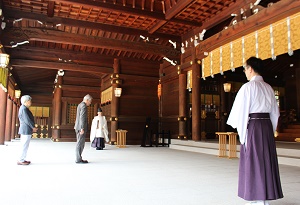 日本漆工協会が「鎮座百年」の明治神宮に漆器を奉納