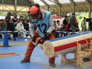 愛知県で初の「伐木競技会」開催、15名が腕を競う