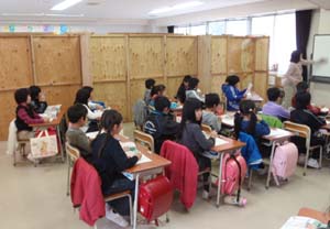 臨時校舎「陸中海岸青年の家」の教室に秋田スギのパーテーション