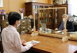 かねやま杉の感染防止マナーボード 金山杉の飛沫防止「マナーボード」を林野庁にも設置 | 日本林業調査会